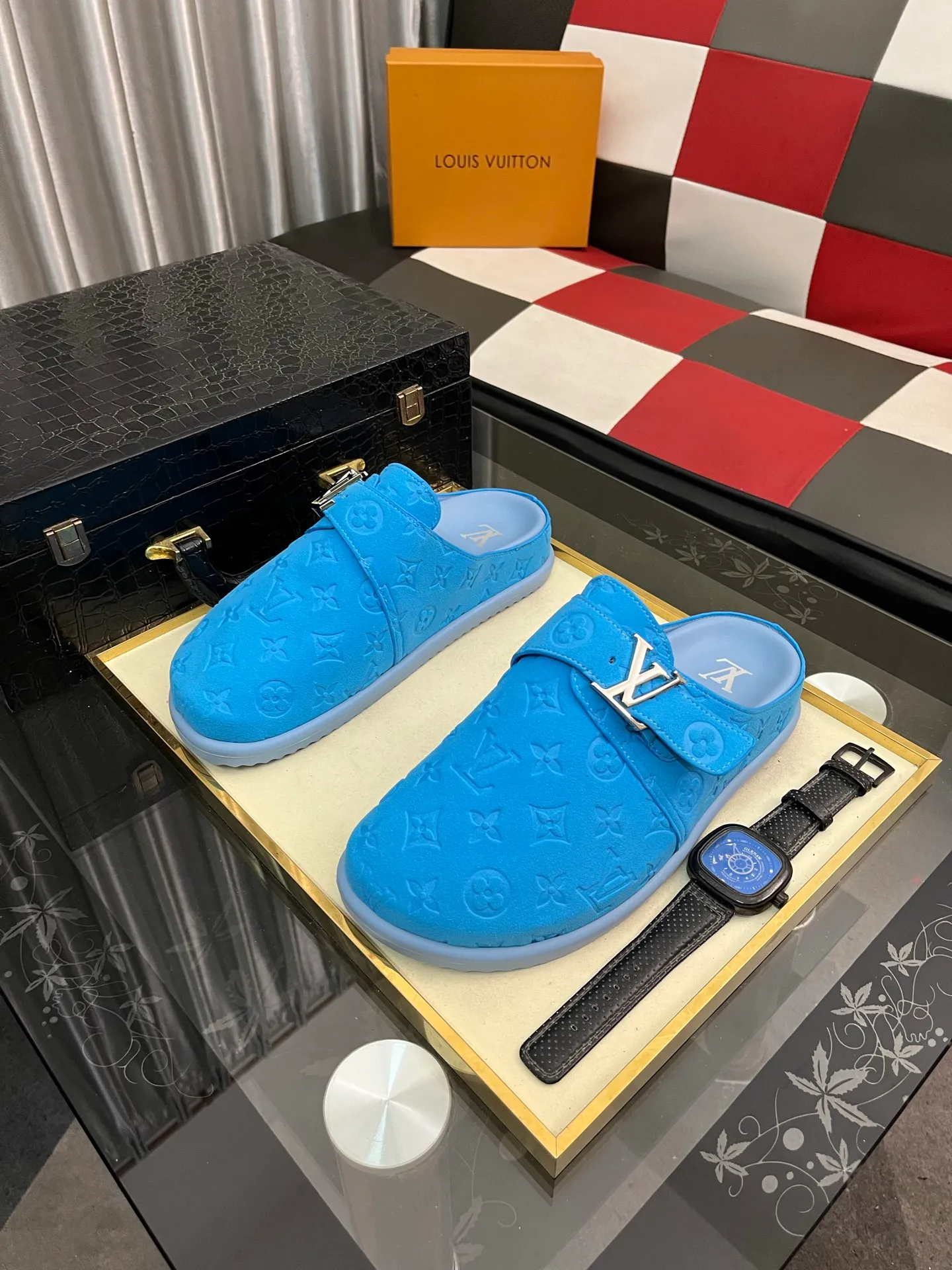 Men's shoes 💰380⌚️⌚️2025 new men's casual sandals and slippers, made of suede cow leather, with Monogram pattern to highlight the trendy style. Adjustable straps illuminated with LV letters, while a resilient insole and micro outsole provide lightweight comfort. Made of suede cow leather with embossed Monogram pattern and brand element metal hardware✅Adjustable straps➕Tough insole‼ ️Micro outsole. Comfortable and easy to wear‼ ️size: 38-446️⃣Colors available